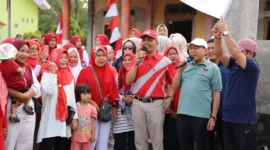 Wakil Wali Kota Padang Maigus Nasir membuka kegiatan jalan santai bersama warga Tampat Durian, Kelurahan Korong Gadang, Kecamatan Kuranji, Sabtu (16/8/2025). (Foto: Prokopim Padang)