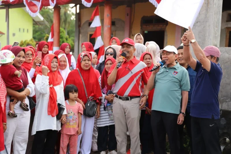 Wakil Wali Kota Padang Maigus Nasir membuka kegiatan jalan santai bersama warga Tampat Durian, Kelurahan Korong Gadang, Kecamatan Kuranji, Sabtu (16/8/2025). (Foto: Prokopim Padang)