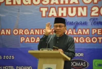 Wakil Wali Kota Padang, Maigus Nasir memberikan sambutan saat Rakerda GAPOPIN di Hotel Pangeran Beach, Sabtu (16/8/2025). (Foto: Prokopim Padang)