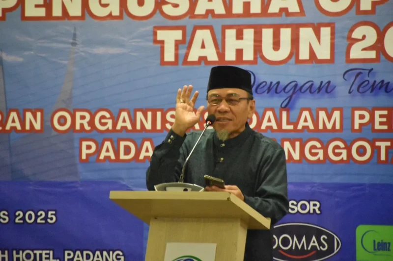 Wakil Wali Kota Padang, Maigus Nasir memberikan sambutan saat Rakerda GAPOPIN di Hotel Pangeran Beach, Sabtu (16/8/2025). (Foto: Prokopim Padang)