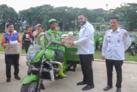 Wali Kota Padang Fadly Amran menyerahkan secara simbolis betor kepada petugas LPS, Rabu (20/8/2025).