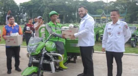 Wali Kota Padang Fadly Amran menyerahkan secara simbolis betor kepada petugas LPS, Rabu (20/8/2025).