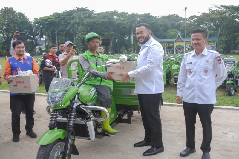 Wali Kota Padang Fadly Amran menyerahkan secara simbolis betor kepada petugas LPS, Rabu (20/8/2025).