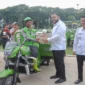 Wali Kota Padang Fadly Amran menyerahkan secara simbolis betor kepada petugas LPS, Rabu (20/8/2025).