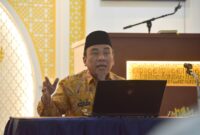 Wakil Wali Kota Padang, Maigus Nasir memaparkan strategi pengelolaan sampah terpadu di Masjid Agung Nurul Iman, Kamis (21/8/2025). (Foto: Prokopim Padang)