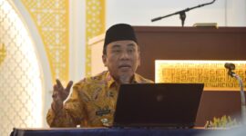 Wakil Wali Kota Padang, Maigus Nasir memaparkan strategi pengelolaan sampah terpadu di Masjid Agung Nurul Iman, Kamis (21/8/2025). (Foto: Prokopim Padang)