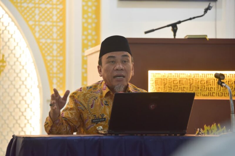 Wakil Wali Kota Padang, Maigus Nasir memaparkan strategi pengelolaan sampah terpadu di Masjid Agung Nurul Iman, Kamis (21/8/2025). (Foto: Prokopim Padang)