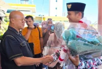 Ketua Umum DPW PKPS Sumbar, H Budi Syukur Datuak Bandaro Jambak menyambut kedatangan Habib Burhan di BIM, Jumat (22/8/2025). (Foto: Dok AG)