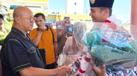 Ketua Umum DPW PKPS Sumbar, H Budi Syukur Datuak Bandaro Jambak menyambut kedatangan Habib Burhan di BIM, Jumat (22/8/2025). (Foto: Dok AG)