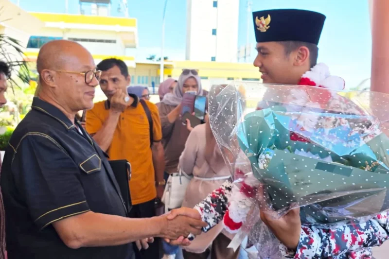 Ketua Umum DPW PKPS Sumbar, H Budi Syukur Datuak Bandaro Jambak menyambut kedatangan Habib Burhan di BIM, Jumat (22/8/2025). (Foto: Dok AG)