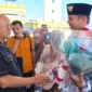 Ketua Umum DPW PKPS Sumbar, H Budi Syukur Datuak Bandaro Jambak menyambut kedatangan Habib Burhan di BIM, Jumat (22/8/2025). (Foto: Dok AG)