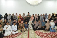 Wakil Wali Kota Padang Maigus Nasir saat menjamu makan malam kafilah MTQ Padang di kediaman resminya, Jumat (22/8/2025). (Foto: Prokopim Padang)