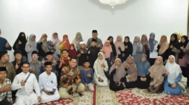Wakil Wali Kota Padang Maigus Nasir saat menjamu makan malam kafilah MTQ Padang di kediaman resminya, Jumat (22/8/2025). (Foto: Prokopim Padang)