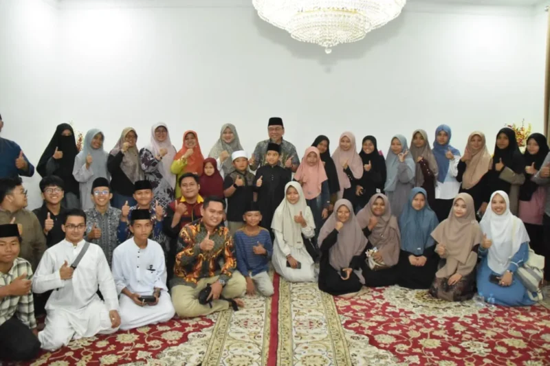 Wakil Wali Kota Padang Maigus Nasir saat menjamu makan malam kafilah MTQ Padang di kediaman resminya, Jumat (22/8/2025). (Foto: Prokopim Padang)