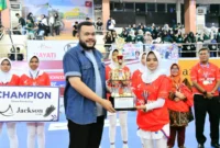 Wali Kota Padang Fadly Amran menyerahkan trofi juara Honda DBL 2025 West Sumatera kategori putri kepada tim Adabiah 2, Sabtu (23/8/2025). (Foto: Prokopim Padang)