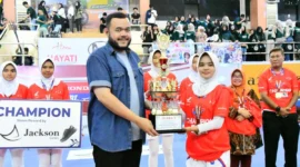 Wali Kota Padang Fadly Amran menyerahkan trofi juara Honda DBL 2025 West Sumatera kategori putri kepada tim Adabiah 2, Sabtu (23/8/2025). (Foto: Prokopim Padang)