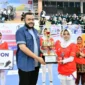 Wali Kota Padang Fadly Amran menyerahkan trofi juara Honda DBL 2025 West Sumatera kategori putri kepada tim Adabiah 2, Sabtu (23/8/2025). (Foto: Prokopim Padang)