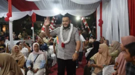 Wali Kota Padang, Fadly Amran menghadiri puncak HUT ke-80 Kemerdekaan RI di Gerbang Jalur II KIP, Kelurahan Surau Gadang, Kecamatan Nanggalo, Sabtu malam (23/8/2025). (Foto: Prokopim Padang)