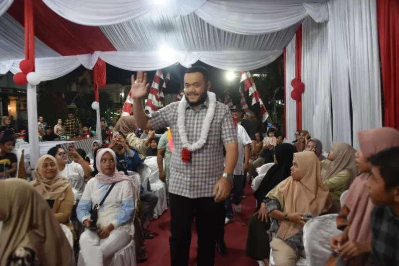 Wali Kota Padang, Fadly Amran menghadiri puncak HUT ke-80 Kemerdekaan RI di Gerbang Jalur II KIP, Kelurahan Surau Gadang, Kecamatan Nanggalo, Sabtu malam (23/8/2025). (Foto: Prokopim Padang)