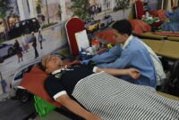 Wakil Wali Kota Padang, Maigus Nasir mengikuti kegiatan donor darah saat Lustrum XIV Fakultas FMIPA Unand di Basko City Mall, Sabtu (30/8/2025). Foto: Prokopim Padang)
