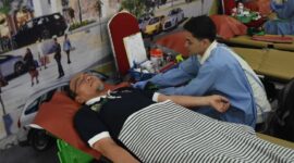 Wakil Wali Kota Padang, Maigus Nasir mengikuti kegiatan donor darah saat Lustrum XIV Fakultas FMIPA Unand di Basko City Mall, Sabtu (30/8/2025). Foto: Prokopim Padang)