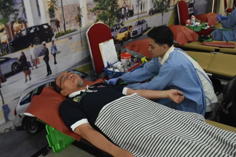 Wakil Wali Kota Padang, Maigus Nasir mengikuti kegiatan donor darah saat Lustrum XIV Fakultas FMIPA Unand di Basko City Mall, Sabtu (30/8/2025). Foto: Prokopim Padang)