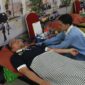 Wakil Wali Kota Padang, Maigus Nasir mengikuti kegiatan donor darah saat Lustrum XIV Fakultas FMIPA Unand di Basko City Mall, Sabtu (30/8/2025). Foto: Prokopim Padang)