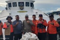 Asisten I Syahrizal Antoni (empat dari kiri) bersama Kepala Basarnas Padang, Abdul Malik, Kalaksa BPBD Pessel, Yuskardi, dan lainnya foto bersama di atas kapal KN SAR 227 Yudistira. (Foto: Dok BPBD)