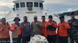 Asisten I Syahrizal Antoni (empat dari kiri) bersama Kepala Basarnas Padang, Abdul Malik, Kalaksa BPBD Pessel, Yuskardi, dan lainnya foto bersama di atas kapal KN SAR 227 Yudistira. (Foto: Dok BPBD)
