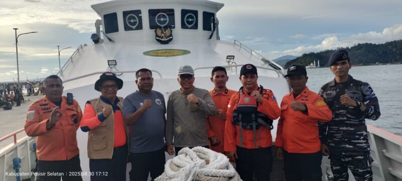 Asisten I Syahrizal Antoni (empat dari kiri) bersama Kepala Basarnas Padang, Abdul Malik, Kalaksa BPBD Pessel, Yuskardi, dan lainnya foto bersama di atas kapal KN SAR 227 Yudistira. (Foto: Dok BPBD)