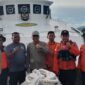 Asisten I Syahrizal Antoni (empat dari kiri) bersama Kepala Basarnas Padang, Abdul Malik, Kalaksa BPBD Pessel, Yuskardi, dan lainnya foto bersama di atas kapal KN SAR 227 Yudistira. (Foto: Dok BPBD)