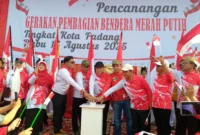 Wawako Padang Maigus Nasir mencanangkan Gerakan Nasional Pembagian 10 Juta Bendera Merah Putih tingkat Kota Padang Tahun 2025 di halaman Fase VII Pasar Raya Padang, Rabu (13/8/2025).