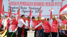 Wawako Padang Maigus Nasir mencanangkan Gerakan Nasional Pembagian 10 Juta Bendera Merah Putih tingkat Kota Padang Tahun 2025 di halaman Fase VII Pasar Raya Padang, Rabu (13/8/2025).