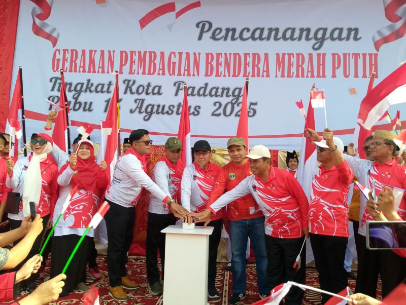 Wawako Padang Maigus Nasir mencanangkan Gerakan Nasional Pembagian 10 Juta Bendera Merah Putih tingkat Kota Padang Tahun 2025 di halaman Fase VII Pasar Raya Padang, Rabu (13/8/2025).