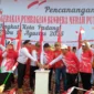 Wawako Padang Maigus Nasir mencanangkan Gerakan Nasional Pembagian 10 Juta Bendera Merah Putih tingkat Kota Padang Tahun 2025 di halaman Fase VII Pasar Raya Padang, Rabu (13/8/2025).