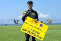 Atlet Kota Padang, Iqbal Saputra berhasil menjuarai Half Marathon Bali 21 km dalam ajang Maybank Bali International Marathon 2025 di Bali, Minggu (24/8/2025). (Foto: Prokopim Padang)