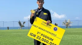 Atlet Kota Padang, Iqbal Saputra berhasil menjuarai Half Marathon Bali 21 km dalam ajang Maybank Bali International Marathon 2025 di Bali, Minggu (24/8/2025). (Foto: Prokopim Padang)
