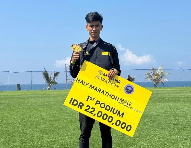 Atlet Kota Padang, Iqbal Saputra berhasil menjuarai Half Marathon Bali 21 km dalam ajang Maybank Bali International Marathon 2025 di Bali, Minggu (24/8/2025). (Foto: Prokopim Padang)
