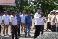 Wali Kota Padang, Fadly Amran meninjau kondisi jalan Jalan Palarik di Kelurahan Air Pacah, Kecamatan Koto Tangah, Rabu (20/8/2025). (Foto: Diskominfo Padang)