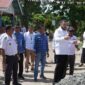 Wali Kota Padang, Fadly Amran meninjau kondisi jalan Jalan Palarik di Kelurahan Air Pacah, Kecamatan Koto Tangah, Rabu (20/8/2025). (Foto: Diskominfo Padang)