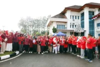 Wali Kota Pariaman, Yota Balad melepas jalan santai dalam rangka memperingati Harkopnas ke-78 di halaman Balai Kota Pariaman, Jumat (28/8/2025).
