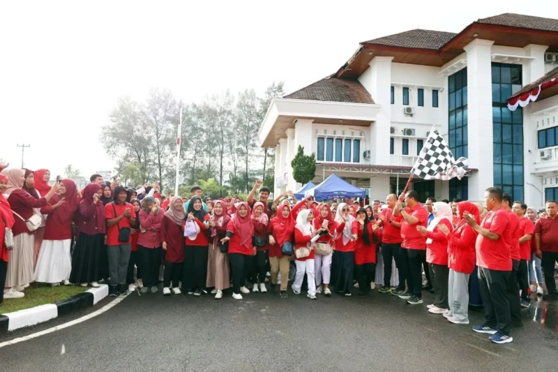 Wali Kota Pariaman, Yota Balad melepas jalan santai dalam rangka memperingati Harkopnas ke-78 di halaman Balai Kota Pariaman, Jumat (28/8/2025).