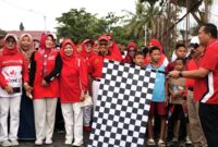 Wali Kota Pariaman, Yota Balad melepas jalan sehat di Desa Kampung Baru, Kecamatan Pariaman Tengah, Sabtu (16/8/2025). (Foto: Kominfo Pariaman)