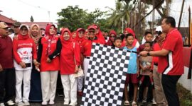 Wali Kota Pariaman, Yota Balad melepas jalan sehat di Desa Kampung Baru, Kecamatan Pariaman Tengah, Sabtu (16/8/2025). (Foto: Kominfo Pariaman)