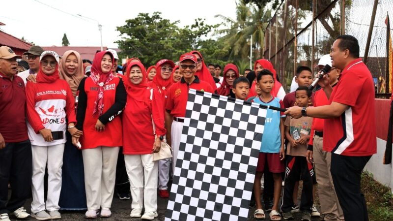 Wali Kota Pariaman, Yota Balad melepas jalan sehat di Desa Kampung Baru, Kecamatan Pariaman Tengah, Sabtu (16/8/2025). (Foto: Kominfo Pariaman)