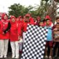 Wali Kota Pariaman, Yota Balad melepas jalan sehat di Desa Kampung Baru, Kecamatan Pariaman Tengah, Sabtu (16/8/2025). (Foto: Kominfo Pariaman)