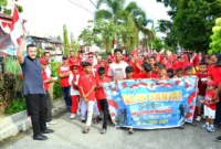Wali Kota Padang, Fadly Amran melepas jalan Santai warga Perumahan Pondok Pinang, Kelurahan Lubuk Buaya, Kecamatan Koto Tangah, Senin (18/8/2025). (Foto: Prokopim Padang)