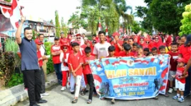 Wali Kota Padang, Fadly Amran melepas jalan Santai warga Perumahan Pondok Pinang, Kelurahan Lubuk Buaya, Kecamatan Koto Tangah, Senin (18/8/2025). (Foto: Prokopim Padang)