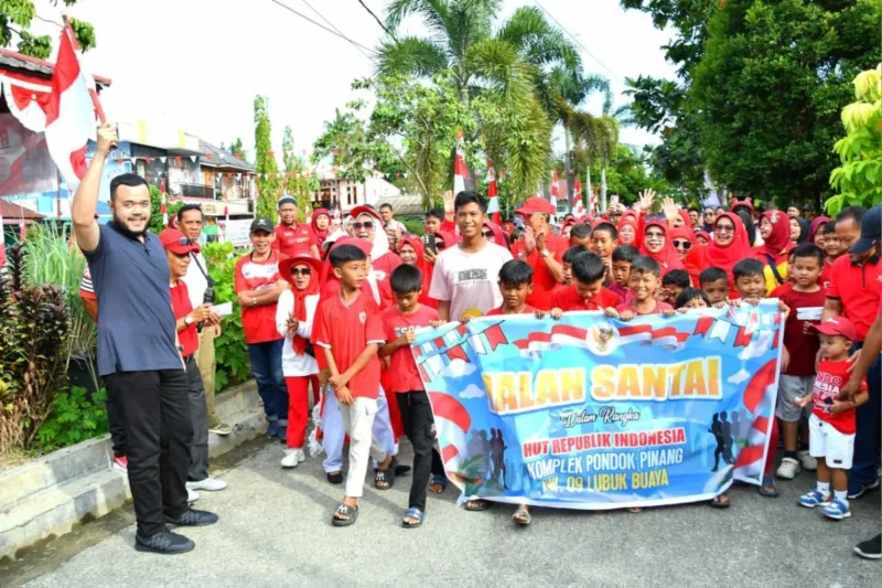 Wali Kota Padang, Fadly Amran melepas jalan Santai warga Perumahan Pondok Pinang, Kelurahan Lubuk Buaya, Kecamatan Koto Tangah, Senin (18/8/2025). (Foto: Prokopim Padang)