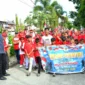 Wali Kota Padang, Fadly Amran melepas jalan Santai warga Perumahan Pondok Pinang, Kelurahan Lubuk Buaya, Kecamatan Koto Tangah, Senin (18/8/2025). (Foto: Prokopim Padang)
